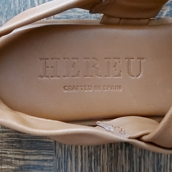 BNIB NWT Hereu Bena sandals in tan - Picture 7 of 9